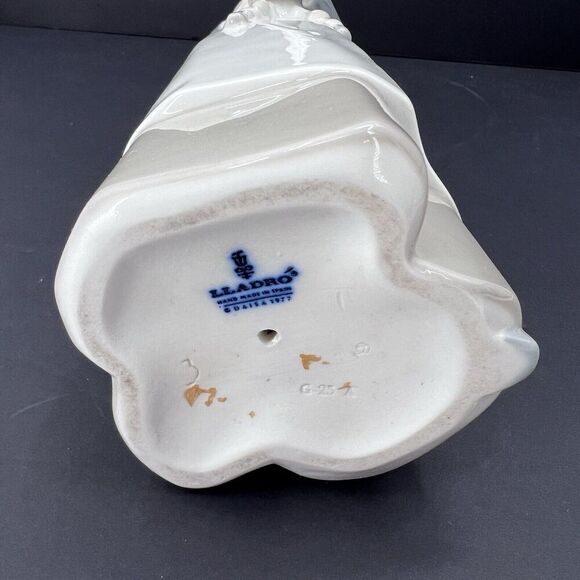 Lladro Girl with Lamb 4505 Porcelain Figurine 1970 Retired 10.5 in - Picture 8 of 9